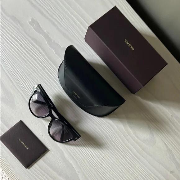 Tom Ford Sunglasses **FREE w/ orders over $700** - Picture 4 of 17